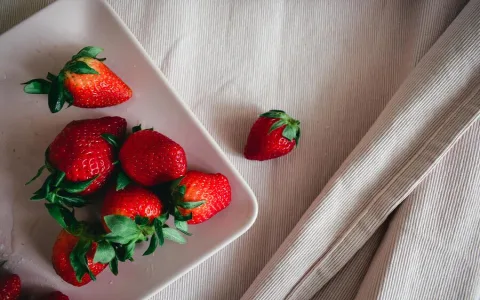 Why You Dream About Strawberries – Psychology Behind Fruit Dream Interpretation