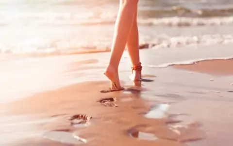 How to interpret symbolic meanings of bare feet in a dream easily today？