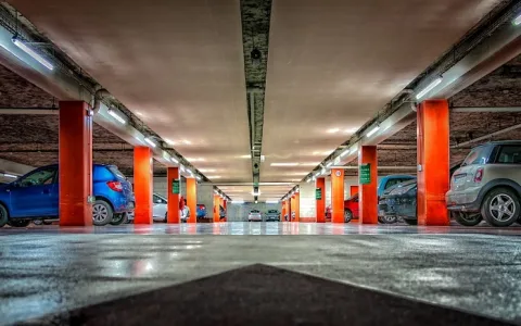 What does a parked car in a dream signify spiritually？ Find out here!