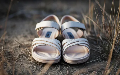 Dreaming of Sandals？ (Heres What It Could Symbolize)